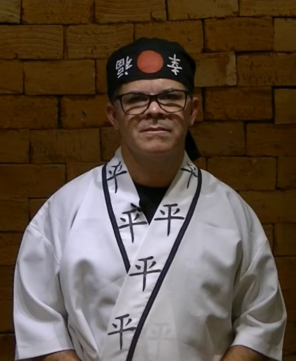 Chef especialista em culinária japonesa ensinando sushi